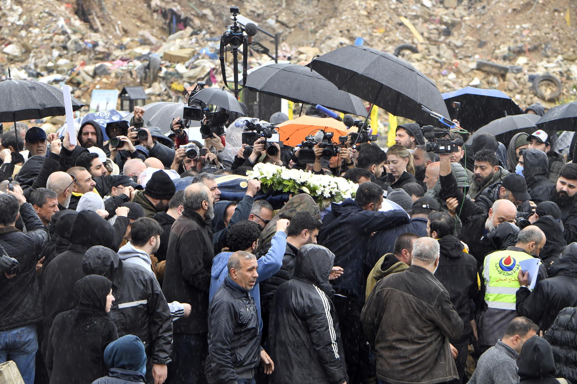 El Cairo, 29 mar (EFE).- Líbano despidió este domingo al sur de Beirut a los tres periodistas libaneses asesinados ayer en un ataque aéreo israelí en la zona de Jazín, en el sur del país mediterráneo, informó la cadena libanesa Al Mayadeen, empresa a la que pertenecían dos de los informadores muertos. EFE/EPA/WAEL HAMZEH