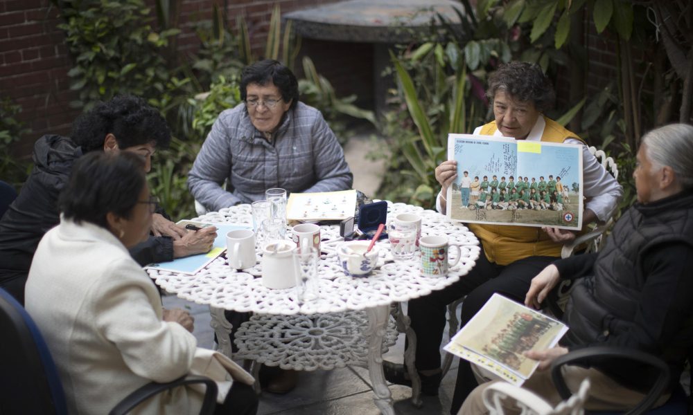 Las exjugadoras de fútbol, María de la Luz Hernández Martha Coronado, Irma Chávez, Bertha Orduña y Silvia Zaragoza participan en en una entrevista con EFE este jueves, en Ciudad de México (México). EFE/Isaac Esquivel