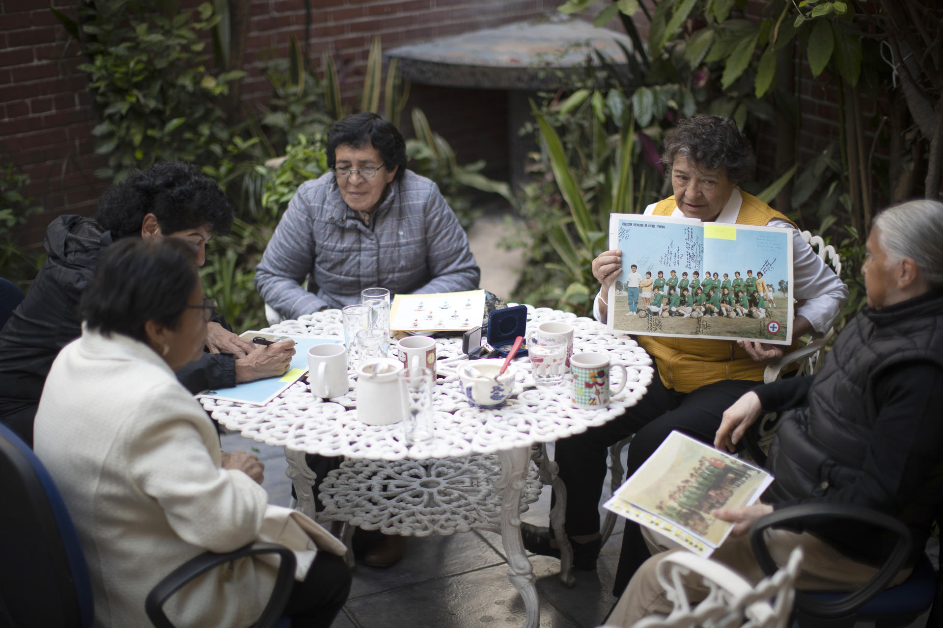 Las exjugadoras de fútbol, María de la Luz Hernández Martha Coronado, Irma Chávez, Bertha Orduña y Silvia Zaragoza participan en en una entrevista con EFE este jueves, en Ciudad de México (México). EFE/Isaac Esquivel