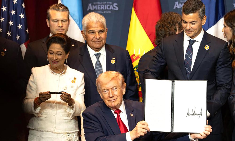 Fotografía cedida por la Presidencia de Paraguay que muestra al presidente de Estados Unidos, Donald Trump (c), sosteniendo un documento junato al presidente de Paraguay, Santiago Peña (i), la primera ministra de Trinidad y Tobago, Kamla Persad-Bissessar (i), y el presidente de Panamá José Raúl Mulino (c-arriba), este sábado, en Miami (EE.UU.). EFE/ Presidencia de Paraguay /SOLO USO EDITORIAL/NO VENTAS/SOLO DISPONIBLE PARA ILUSTRAR LA NOTICIA QUE ACOMPAÑA (CRÉDITO OBLIGATORIO)