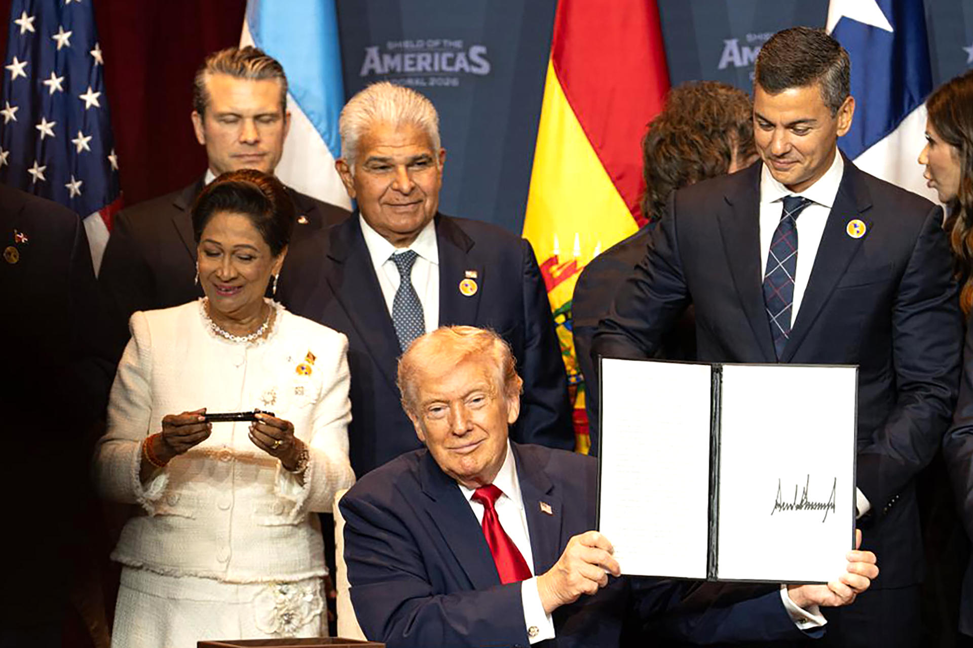 Fotografía cedida por la Presidencia de Paraguay que muestra al presidente de Estados Unidos, Donald Trump (c), sosteniendo un documento junato al presidente de Paraguay, Santiago Peña (i), la primera ministra de Trinidad y Tobago, Kamla Persad-Bissessar (i), y el presidente de Panamá José Raúl Mulino (c-arriba), este sábado, en Miami (EE.UU.). EFE/ Presidencia de Paraguay /SOLO USO EDITORIAL/NO VENTAS/SOLO DISPONIBLE PARA ILUSTRAR LA NOTICIA QUE ACOMPAÑA (CRÉDITO OBLIGATORIO)