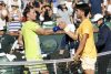El español Carlos Alcaraz (d) saluda al noruego Casper Ruud, a quien venció en Indian Wells. EFE/EPA/JOHN G. MABANGLO
