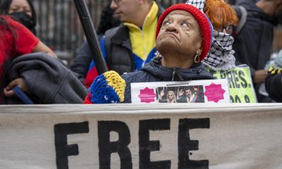 Una persona reacciona durante una manifestación este jueves frente a la corte federal de Nueva York (EE.UU.). EFE/ Ángel Colmenares