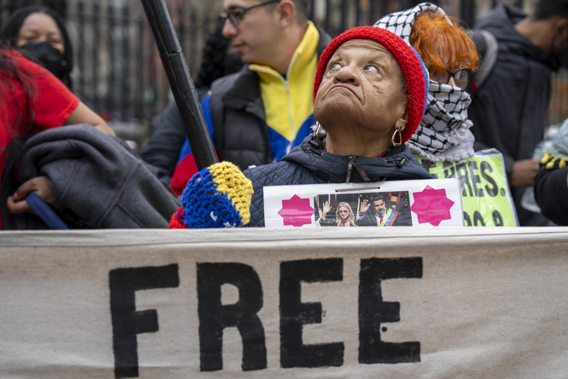 Una persona reacciona durante una manifestación este jueves frente a la corte federal de Nueva York (EE.UU.). EFE/ Ángel Colmenares