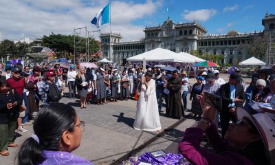 Personas participan en el Víacrucis del Migrante 2026 este viernes, en la Plaza de la Constitución de Ciudad de Guatemala (Guatemala). EFE/ Mariano Macz