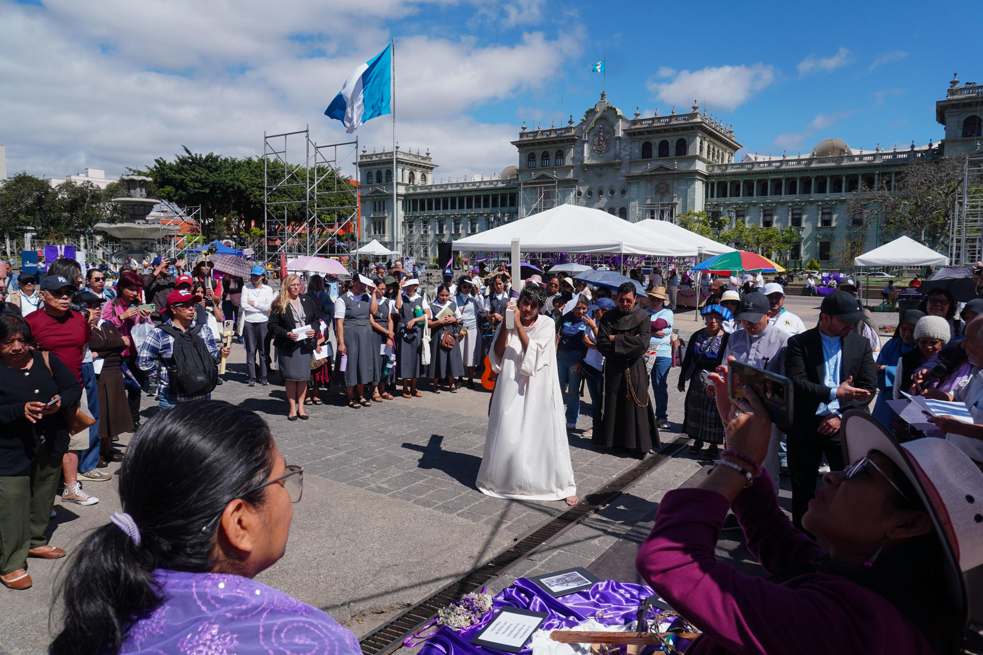 Personas participan en el Víacrucis del Migrante 2026 este viernes, en la Plaza de la Constitución de Ciudad de Guatemala (Guatemala). EFE/ Mariano Macz