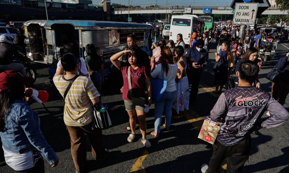 Manila (Filipinas), 26/03/2026.- Pasajeros esperan transporte público en una terminal en Ciudad Quezón, Metro Manila, Filipinas, 26 de marzo de 2026. EFE/EPA/ROLEX DELA PENA