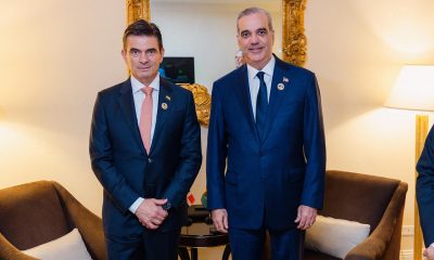 Fotografía cedida por la presidencia de República Dominicana del presidente dominicano, Luis Abinader (d), posando con su homólogo de Bolivia, Rodrigo Paz, en una reunión bilateral este sábado, en Miami (FL, EE.UU.). EFE/Presidencia R. Dominicana
