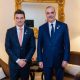 Fotografía cedida por la presidencia de República Dominicana del presidente dominicano, Luis Abinader (d), posando con su homólogo de Bolivia, Rodrigo Paz, en una reunión bilateral este sábado, en Miami (FL, EE.UU.). EFE/Presidencia R. Dominicana