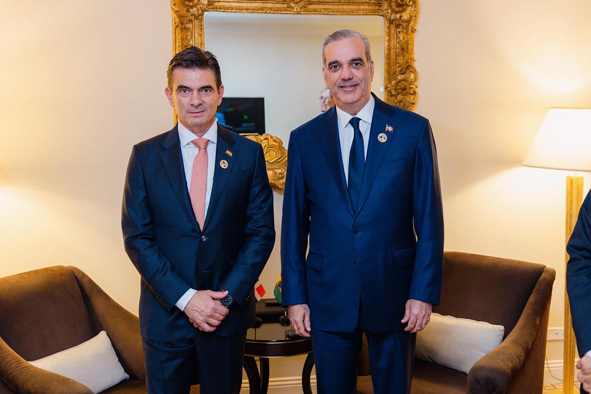 Fotografía cedida por la presidencia de República Dominicana del presidente dominicano, Luis Abinader (d), posando con su homólogo de Bolivia, Rodrigo Paz, en una reunión bilateral este sábado, en Miami (FL, EE.UU.). EFE/Presidencia R. Dominicana