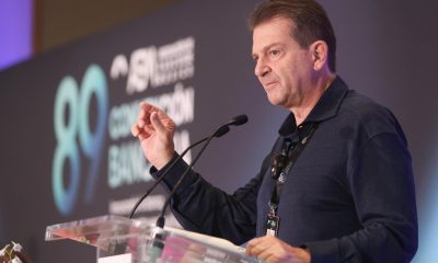 El presidente de la Asociación de Bancos de México (ABM) Emilio Romano, habla durante una rueda de prensa previa a la inauguración de la 89 Convención Bancaria este jueves, en Cancún (México). EFE/ Alonso Cupul