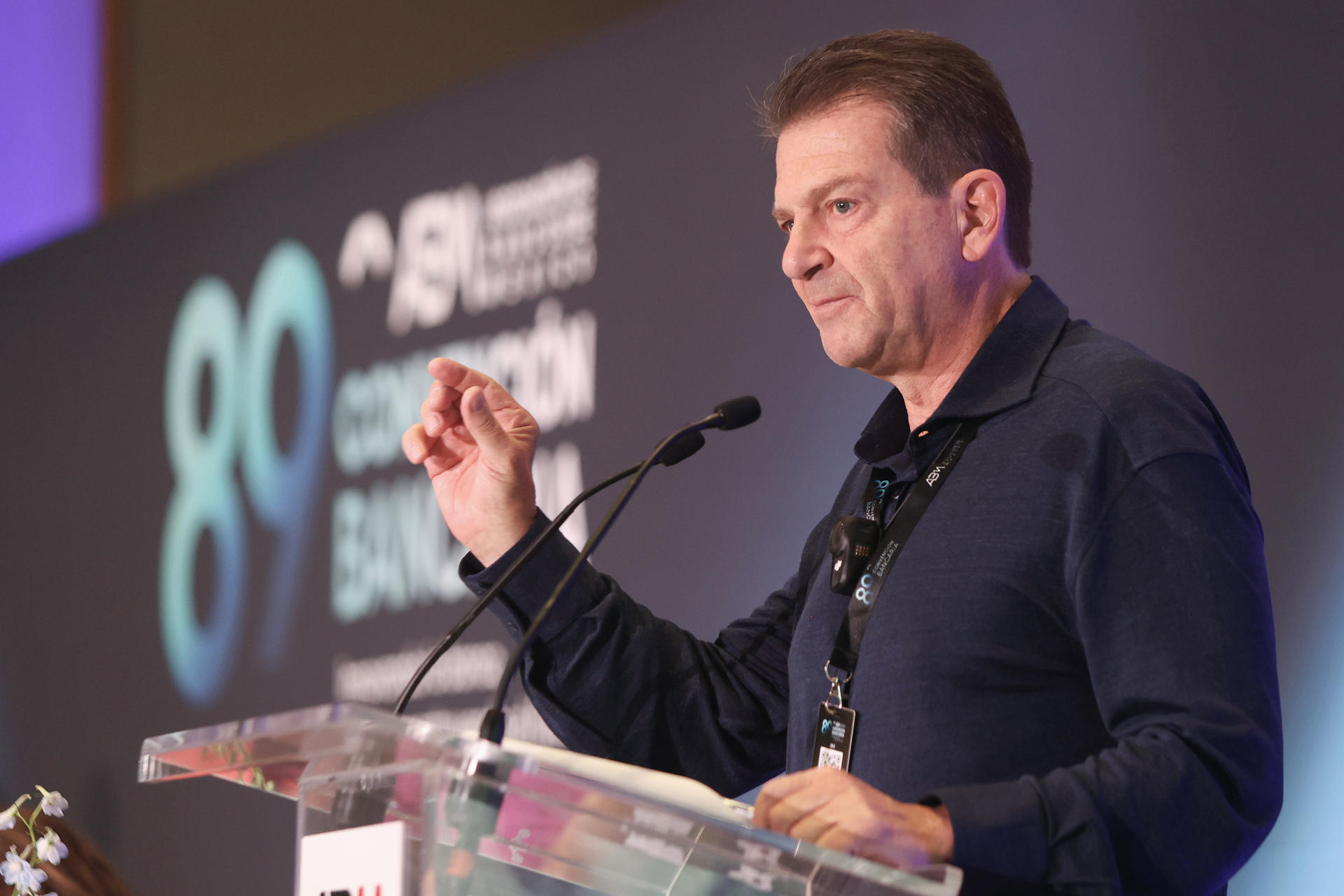 El presidente de la Asociación de Bancos de México (ABM) Emilio Romano, habla durante una rueda de prensa previa a la inauguración de la 89 Convención Bancaria este jueves, en Cancún (México). EFE/ Alonso Cupul