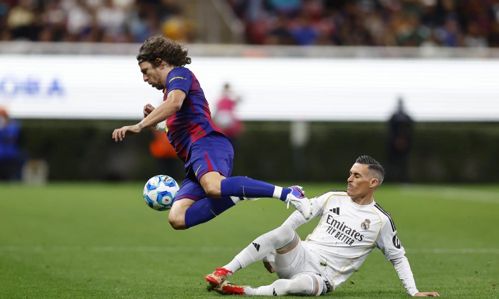 Carles Puyol (i), de Barcelona FC, disputa el balón con José Callejón (d), de Real Madrid, en un partido de la 'Copa de Leyendas' entre Barcelona y Real Madrid en el Estadio Akron en Guadalajara (México). EFE/Francisco Guasco