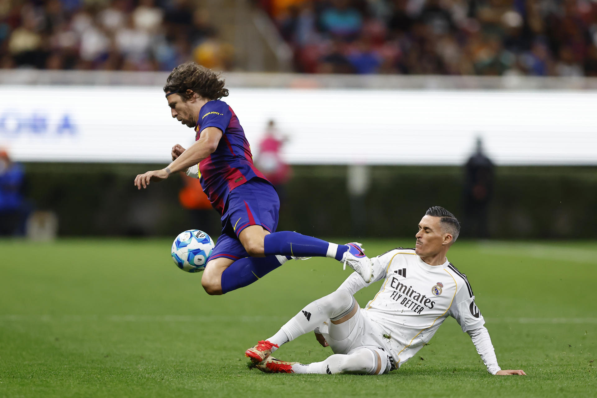 Carles Puyol (i), de Barcelona FC, disputa el balón con José Callejón (d), de Real Madrid, en un partido de la 'Copa de Leyendas' entre Barcelona y Real Madrid en el Estadio Akron en Guadalajara (México). EFE/Francisco Guasco