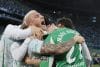Los jugadores del Betis celebran tras marcar el 2-0, durante el partido de LaLiga de fútbol que Real Betis y Sevilla FC disputan en el estadio de La Cartuja. EFE/Jose Manuel Vidal
