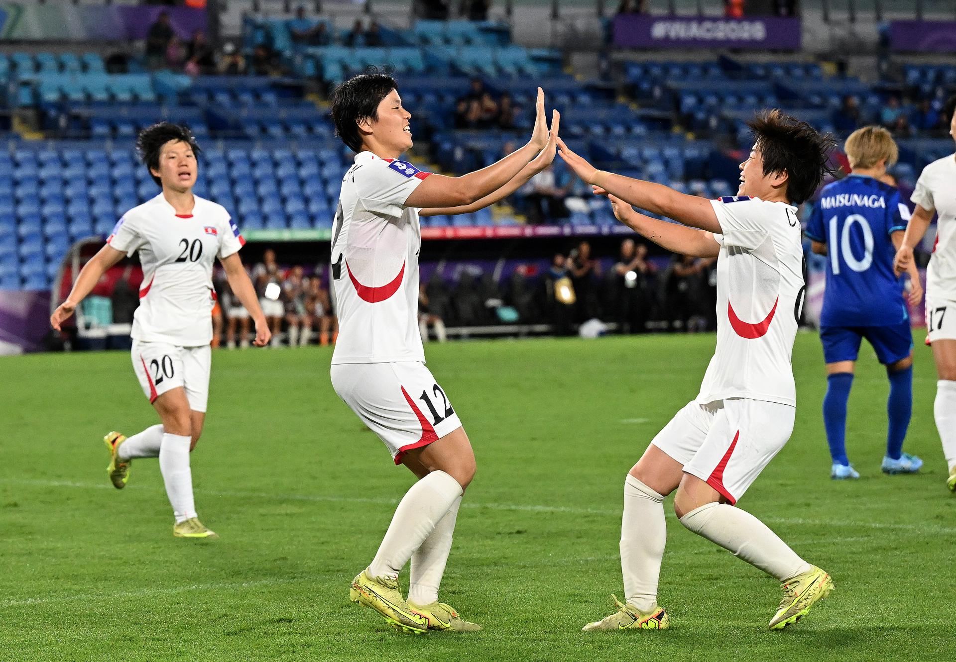 Hong Song-Ok celebra uno de los goles de Corea del Norte ante Taiwán en partido clasificatorio para el Mundial de Brasil. EFE/EPA/DAVE HUNT EDITORIAL USE ONLY AUSTRALIA AND NEW ZEALAND OUT