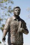 Una estatua de César Chávez se encuentra en el Parque Conmemorativo César E. Chávez, en el barrio de San Fernando, Los Ángeles, California, EE. UU., 18 de marzo de 2026. EFE/CHRIS TORRES
