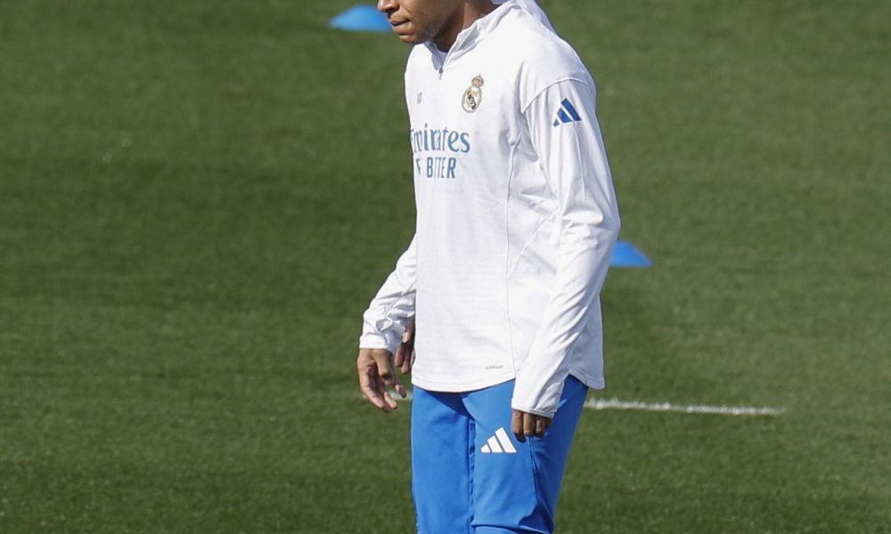 Foto de archivo del delantero francés Kylian Mbappé, que publicó un vídeo en sus redes sociales del entrenamiento que completó el viernes, mostrando su mejoría del esguince en la rodilla que le obligó a parar, completando trabajo de campo y golpeando el balón con potencia a portería, apurando su regreso el próximo martes para el duelo europeo ante el Manchester City. EFE/ Javier Lizón/ARCHIVO