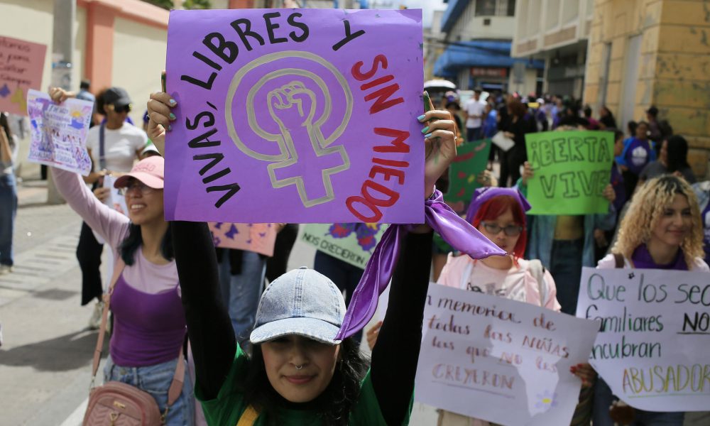 Mujeres participan en la marcha de conmemoración del Día Internacional de la Mujer 8M este domingo, en Tegucigalpa (Honduras). EFE/ Gustavo Amador