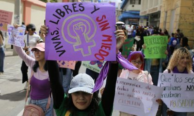 Mujeres participan en la marcha de conmemoración del Día Internacional de la Mujer 8M este domingo, en Tegucigalpa (Honduras). EFE/ Gustavo Amador