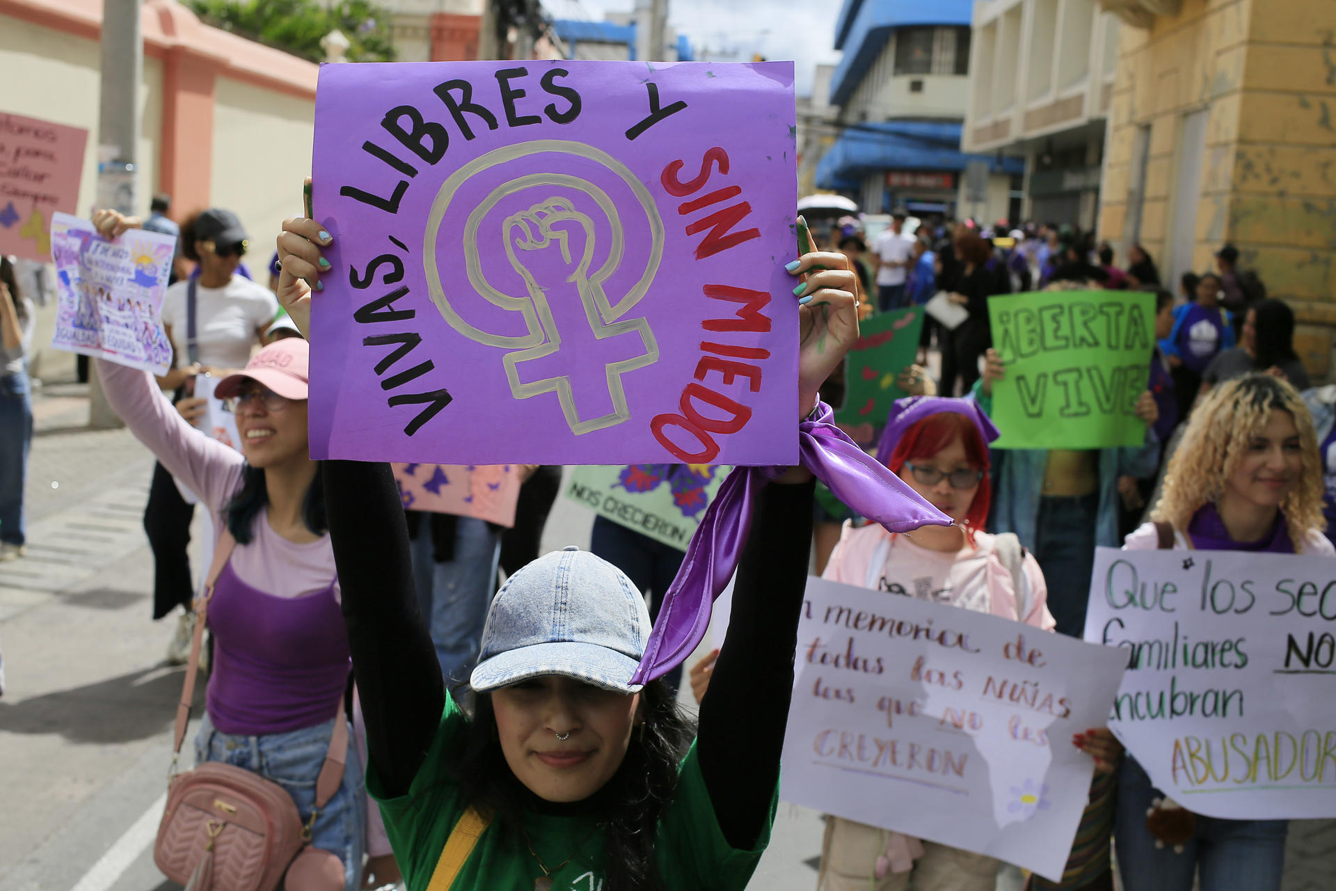 Mujeres participan en la marcha de conmemoración del Día Internacional de la Mujer 8M este domingo, en Tegucigalpa (Honduras). EFE/ Gustavo Amador