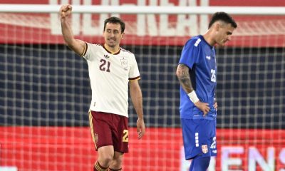 Mikel Oyarzabal celebra el 2-0 ante Serbia. EFE/Andreu Esteban