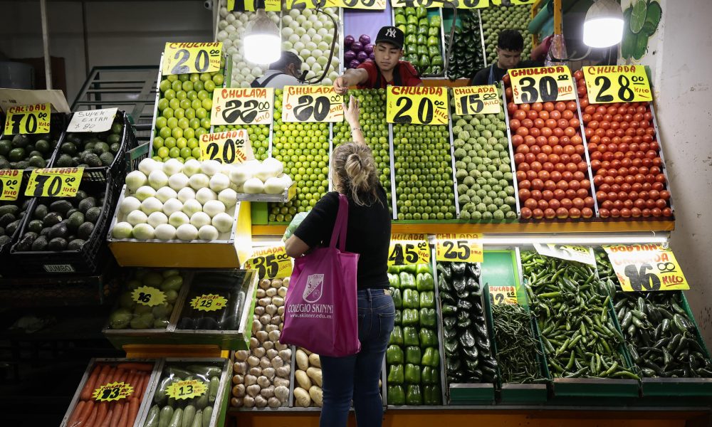 Una persona compra en un puesto de verduras en la Central de Abasto de la Ciudad de México (México). Fotografía de archivo. EFE/ José Méndez