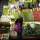 Una persona compra en un puesto de verduras en la Central de Abasto de la Ciudad de México (México). Fotografía de archivo. EFE/ José Méndez