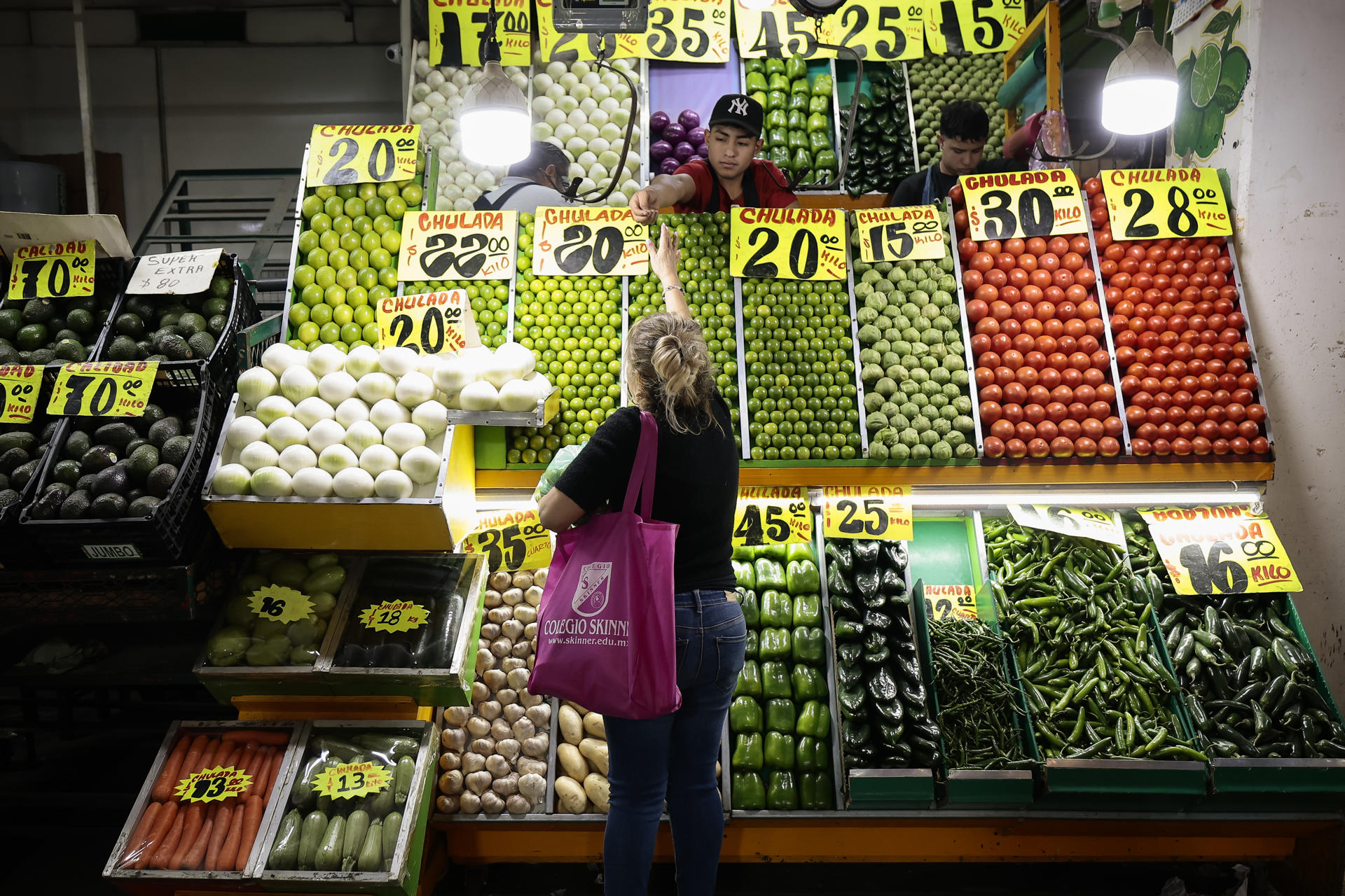Una persona compra en un puesto de verduras en la Central de Abasto de la Ciudad de México (México). Fotografía de archivo. EFE/ José Méndez