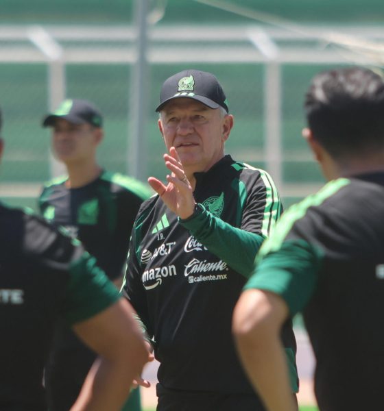El seleccionador de México, Javier Aguirre (c), habla durante un entrenamiento. Imagen de archivo. EFE/ Juan Carlos Torrejón