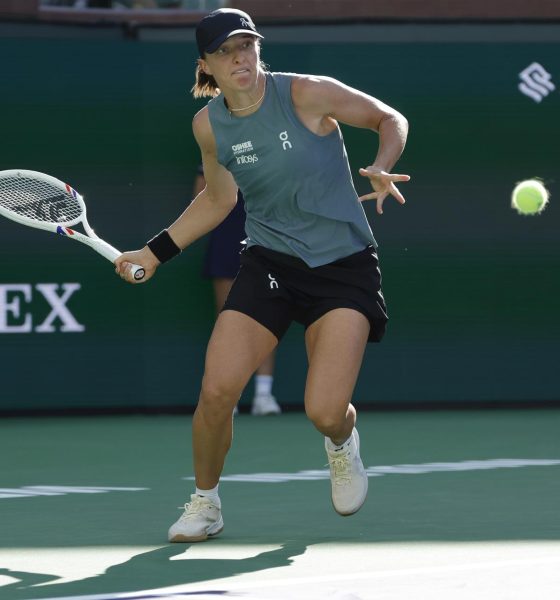 La polaca Iga Swiatek cayó este jueves ante la ucraniana Elina Svitolina en cuartos de final de Indian Wells. EFE/EPA/JOHN G. MABANGLO