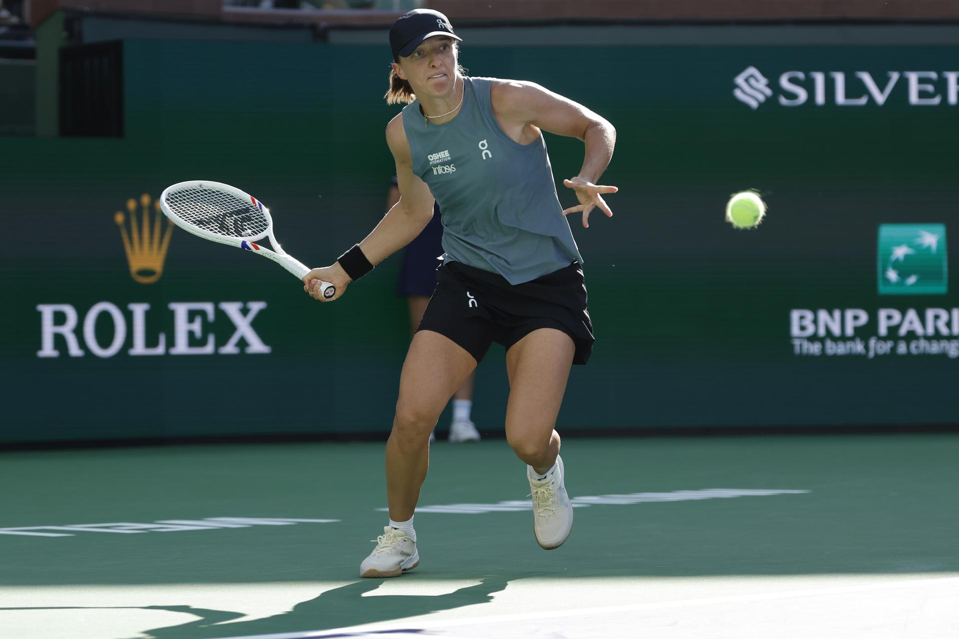 La polaca Iga Swiatek cayó este jueves ante la ucraniana Elina Svitolina en cuartos de final de Indian Wells. EFE/EPA/JOHN G. MABANGLO