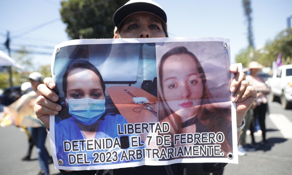 Una familiar de detenidos bajo el régimen de excepción sostiene un cartel durante una manifestación, este martes en San Salvador (El Salvador). EFE/ Rodrigo Sura