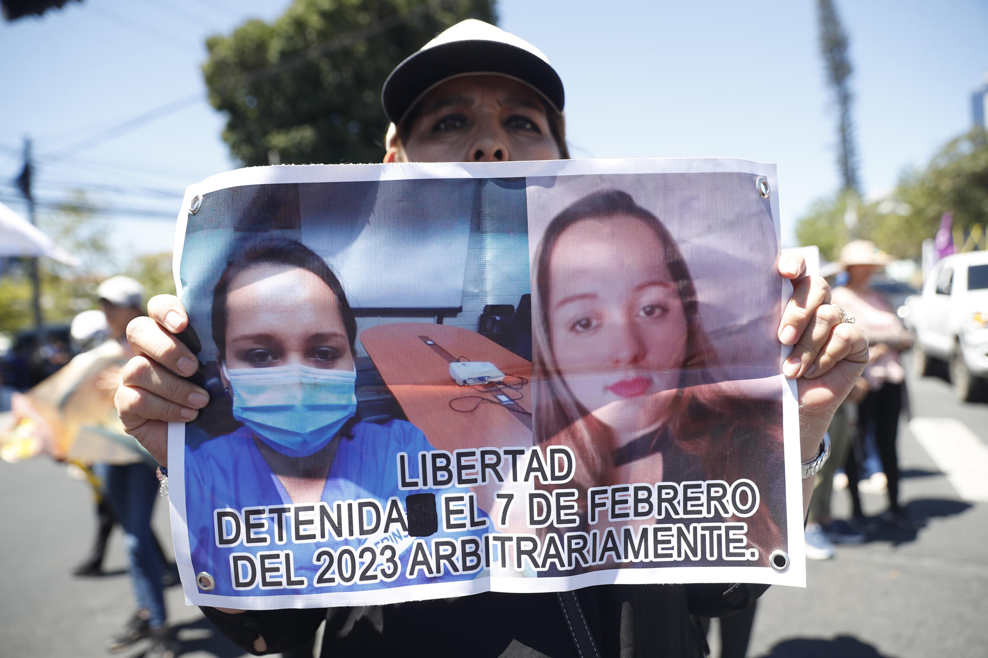 Una familiar de detenidos bajo el régimen de excepción sostiene un cartel durante una manifestación, este martes en San Salvador (El Salvador). EFE/ Rodrigo Sura