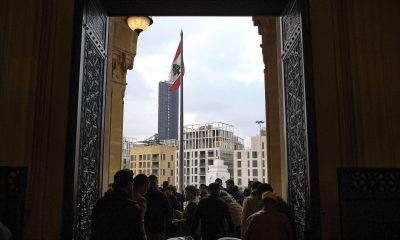 Cientos de musulmanes en Beirut despiden en la mezquita principal de la ciudad el mes sagrado de ramadán dando inicio a la festividad de Aíd al Fitr, en medio de un conflicto con Israel que deja ya más de un millar de muertos en el país. EFE/EDGAR GUTIÉRREZ