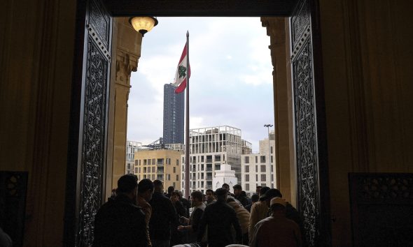 Cientos de musulmanes en Beirut despiden en la mezquita principal de la ciudad el mes sagrado de ramadán dando inicio a la festividad de Aíd al Fitr, en medio de un conflicto con Israel que deja ya más de un millar de muertos en el país. EFE/EDGAR GUTIÉRREZ