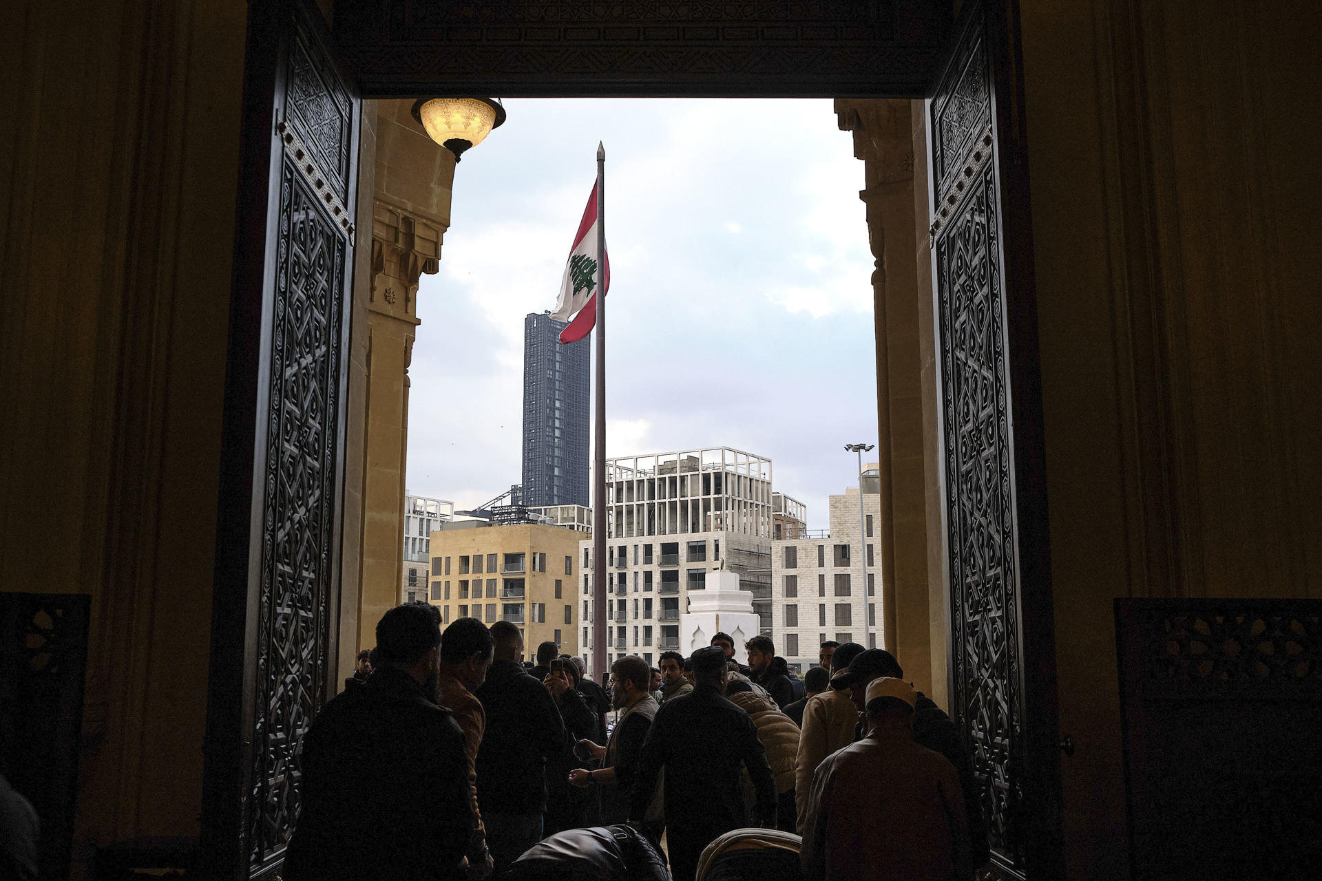 Cientos de musulmanes en Beirut despiden en la mezquita principal de la ciudad el mes sagrado de ramadán dando inicio a la festividad de Aíd al Fitr, en medio de un conflicto con Israel que deja ya más de un millar de muertos en el país. EFE/EDGAR GUTIÉRREZ