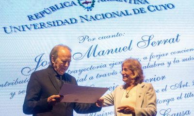 El cantautor catalán Joan Manuel Serrat (i) recibe de la rectora de la Universidad Nacional de Cuyo, Esther Sánchez, el doctor Honoris Causa concedido por la Universidad Nacional de Cuyo este viernes, en Mendoza (Argentina). EFE/ Ramiro Gómez