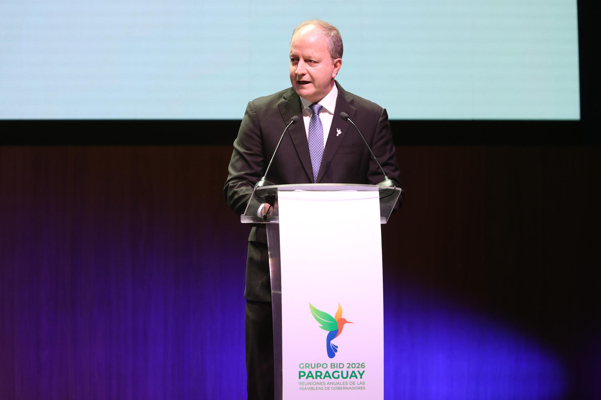 El ministro de Economía y Finanzas de Paraguay, Carlos Fernández, habla durante la primera sesión plenaria de las reuniones anuales del Grupo Banco Interamericano de Desarrollo (BID) este viernes, en Luque (Paraguay). EFE/ Juan Pablo Pino