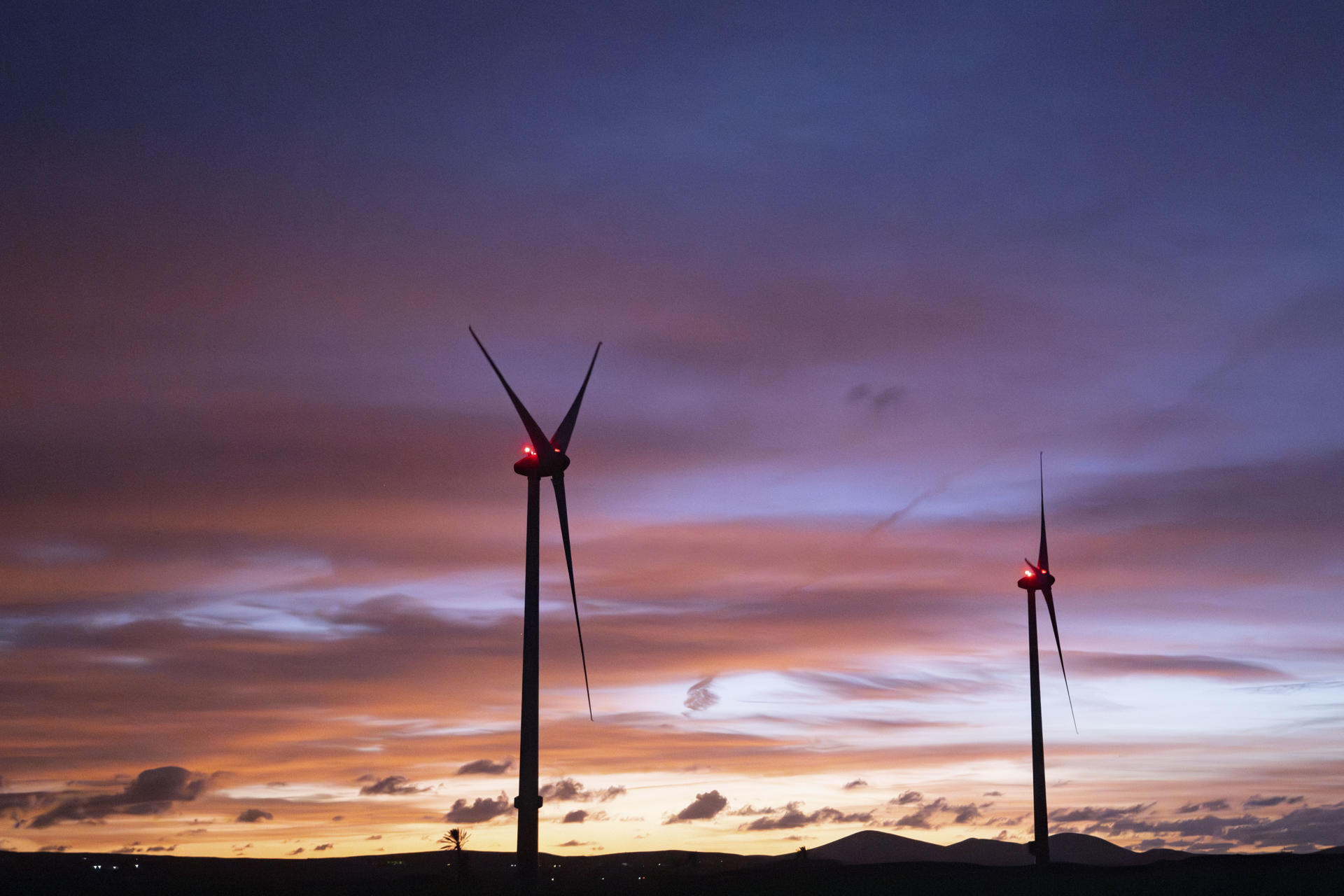 Aerogeneradores en la localidad de Corralejos (Islas Canarias), en una foto de archivo. EFE/ Carlos de Saá