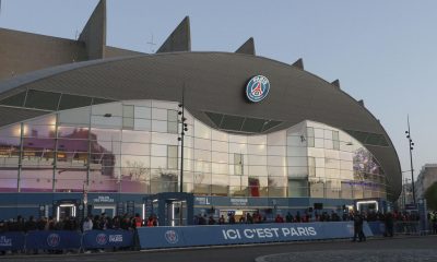 El Parque de los Príncipes, el estadio de fútbol en el que juega el París Saint-Germain (PSG), momentos antes del partido de Liga de Campeones del 11 de marzo entre el club francés y el Chelsea. La amenaza de los propietarios cataríes del París Saint-Germain de abandonar el Parque de los Príncipes ha generado un gran revuelo en la capital francesa y ha metido la venta del estadio en el debate de las municipales que se celebran este domingo y el siguiente. Todos los candidatos han tenido que posicionarse sobre la cesión del estadio, levantado en 1972 y propiedad del municipio, que tiene firmado un contrato de uso de larga duración con el club hasta 2044. Pero el PSG ha cambiado de dimensión en los últimos años, gracias a las inyecciones de capital de los propietarios cataríes, que exigen unas obras de renovación y una ampliación que les permita superar los 47.000 asientos actuales, que se les queda muy pequeño. . EFE/ Edgar Sapiña Manchado