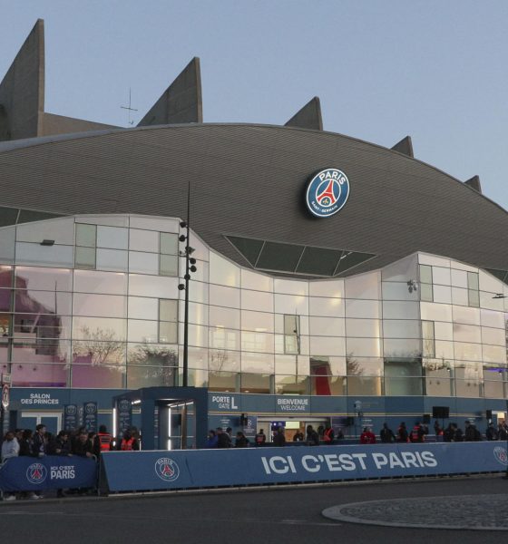El Parque de los Príncipes, el estadio de fútbol en el que juega el París Saint-Germain (PSG), momentos antes del partido de Liga de Campeones del 11 de marzo entre el club francés y el Chelsea. La amenaza de los propietarios cataríes del París Saint-Germain de abandonar el Parque de los Príncipes ha generado un gran revuelo en la capital francesa y ha metido la venta del estadio en el debate de las municipales que se celebran este domingo y el siguiente. Todos los candidatos han tenido que posicionarse sobre la cesión del estadio, levantado en 1972 y propiedad del municipio, que tiene firmado un contrato de uso de larga duración con el club hasta 2044. Pero el PSG ha cambiado de dimensión en los últimos años, gracias a las inyecciones de capital de los propietarios cataríes, que exigen unas obras de renovación y una ampliación que les permita superar los 47.000 asientos actuales, que se les queda muy pequeño. . EFE/ Edgar Sapiña Manchado