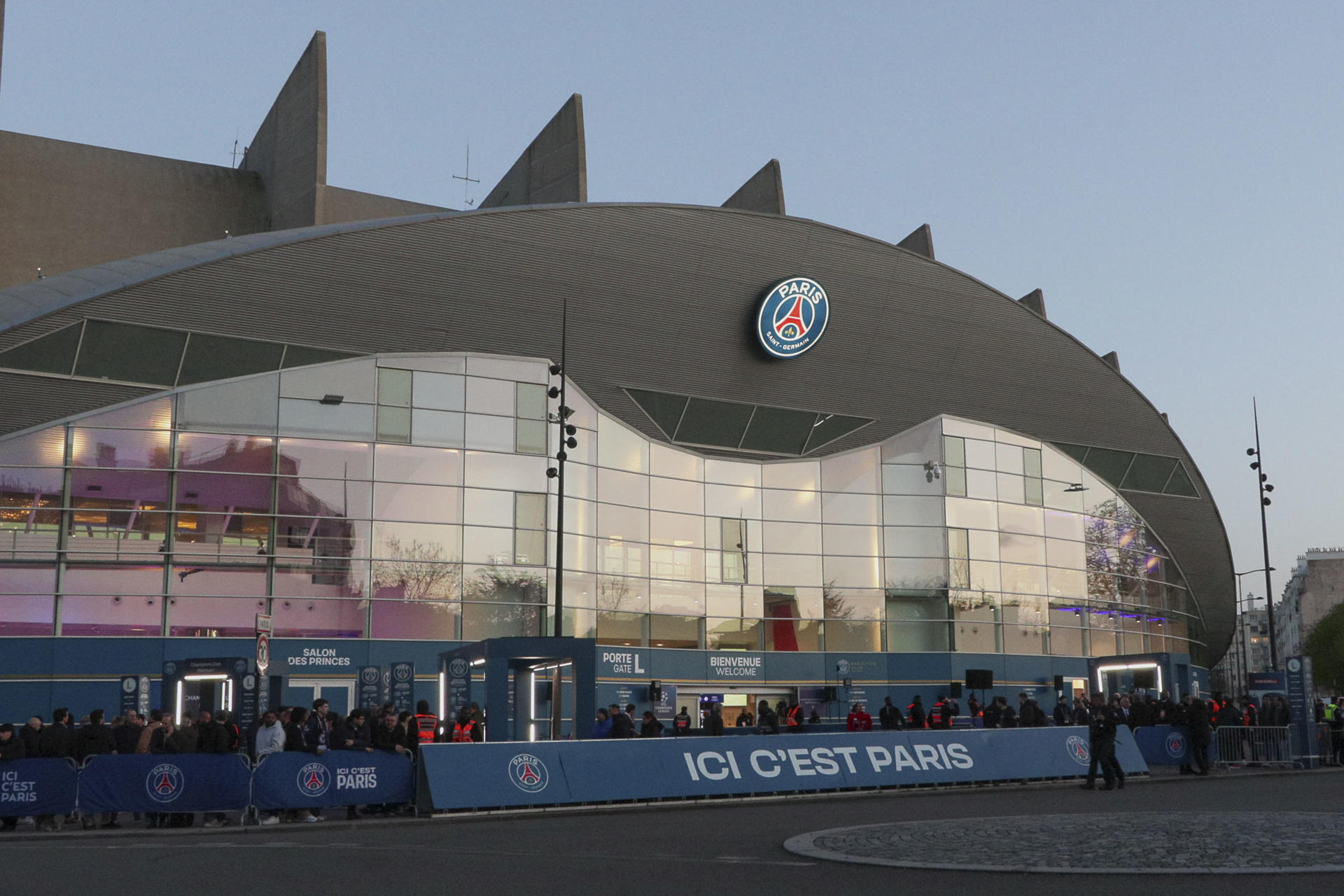 El Parque de los Príncipes, el estadio de fútbol en el que juega el París Saint-Germain (PSG), momentos antes del partido de Liga de Campeones del 11 de marzo entre el club francés y el Chelsea. La amenaza de los propietarios cataríes del París Saint-Germain de abandonar el Parque de los Príncipes ha generado un gran revuelo en la capital francesa y ha metido la venta del estadio en el debate de las municipales que se celebran este domingo y el siguiente. Todos los candidatos han tenido que posicionarse sobre la cesión del estadio, levantado en 1972 y propiedad del municipio, que tiene firmado un contrato de uso de larga duración con el club hasta 2044. Pero el PSG ha cambiado de dimensión en los últimos años, gracias a las inyecciones de capital de los propietarios cataríes, que exigen unas obras de renovación y una ampliación que les permita superar los 47.000 asientos actuales, que se les queda muy pequeño. . EFE/ Edgar Sapiña Manchado