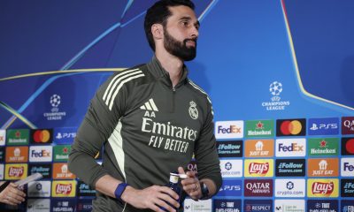 El entrenador del Real Madrid, Álvaro Arbeloa, ofrece una rueda de prensa posterior al entrenamiento llevado a cabo este martes en la Ciudad Deportiva de Valdebebas, para preparar el partido de octavos de final de la Liga de Campeones que mañana disputarán ante el Manchester City en el Estadio Santiago Bernabéu de Madrid. EFE/Chema Moya