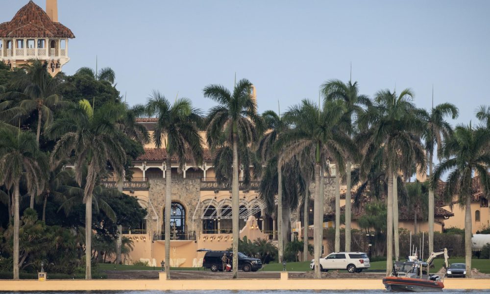Vista de la residencia del presidente estadounidense, Donald Trump, llamada Mar-a-Lago, en West Palm Beach (Florida), donde una candidata demócrata, Emily Gregory, arrebató a los republicanos un escaño legislativo estatal. EFE/EPA/CRISTOBAL HERRERA-ULASHKEVICH