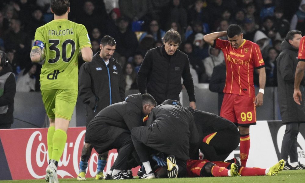 El jugador del Lecce Lameck Banda cae desplomado durante el partido de fútbol de la Serie A italiana entre el SSC Napoli y el US Lecce en el Estadio Diego Armando Maradona en Nápoles, Italia. EFE/EPA/CIRO FUSCO