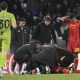 El jugador del Lecce Lameck Banda cae desplomado durante el partido de fútbol de la Serie A italiana entre el SSC Napoli y el US Lecce en el Estadio Diego Armando Maradona en Nápoles, Italia. EFE/EPA/CIRO FUSCO
