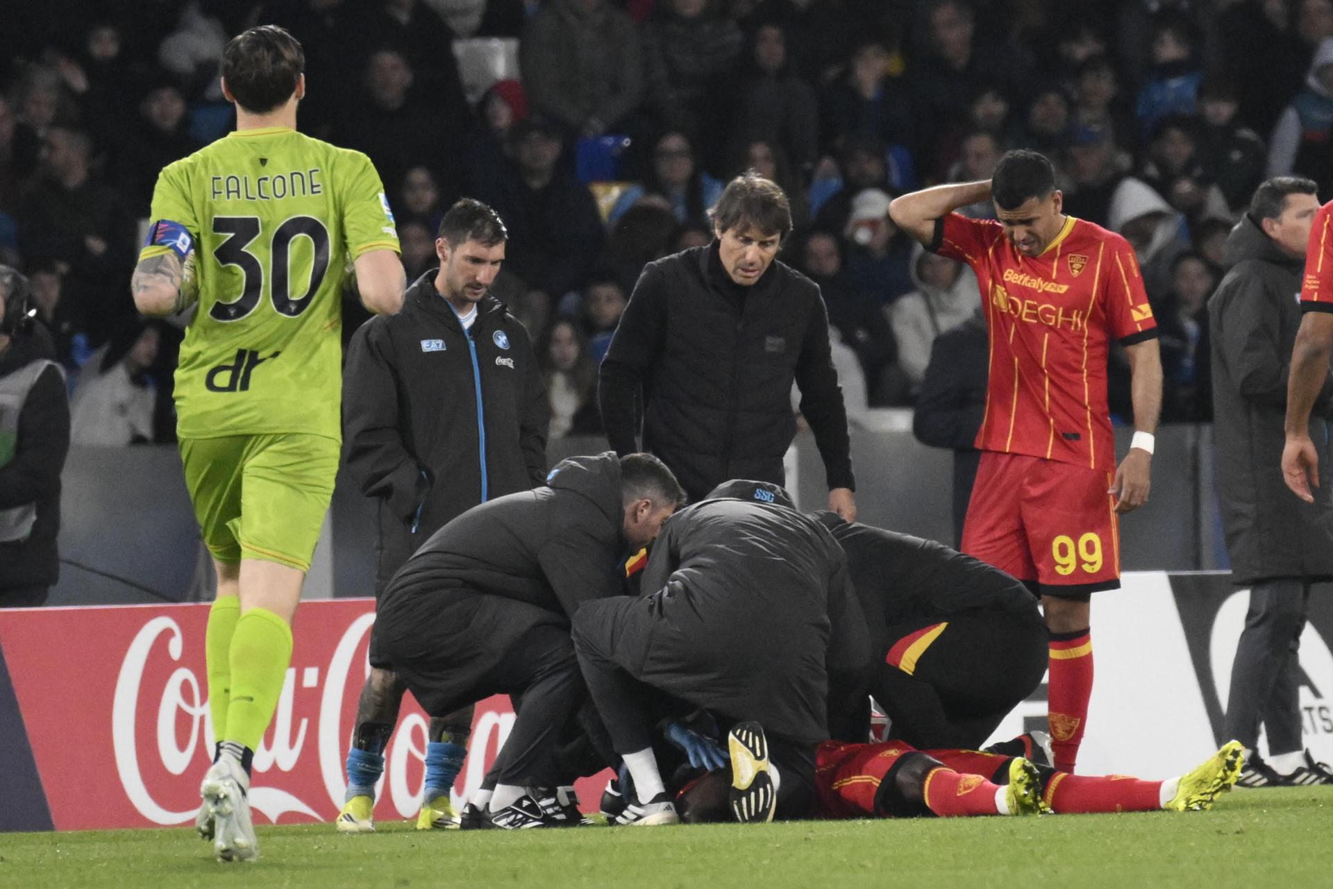 El jugador del Lecce Lameck Banda cae desplomado durante el partido de fútbol de la Serie A italiana entre el SSC Napoli y el US Lecce en el Estadio Diego Armando Maradona en Nápoles, Italia. EFE/EPA/CIRO FUSCO