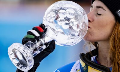 La esquiadora italiana Sofia Goggia celebra con el trofeo de la copa de cristal la victoria en el supergigante de la Copa del Mundo de Esquí Alpino celebrado en Kvitfjell, cerca de Lillehammer (Noruega). EFE/EPA/JEAN-CHRISTOPHE BOTT