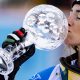 La esquiadora italiana Sofia Goggia celebra con el trofeo de la copa de cristal la victoria en el supergigante de la Copa del Mundo de Esquí Alpino celebrado en Kvitfjell, cerca de Lillehammer (Noruega). EFE/EPA/JEAN-CHRISTOPHE BOTT